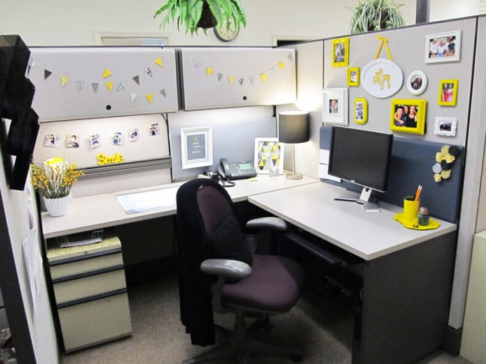 How to decorate your office desk at work