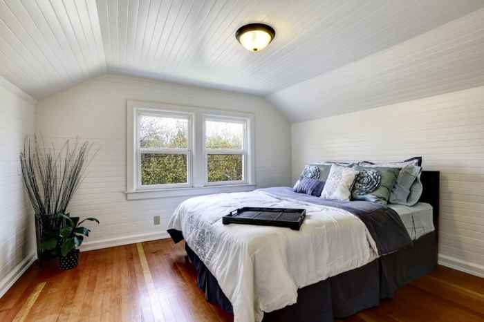 How to decorate room with sloped ceilings