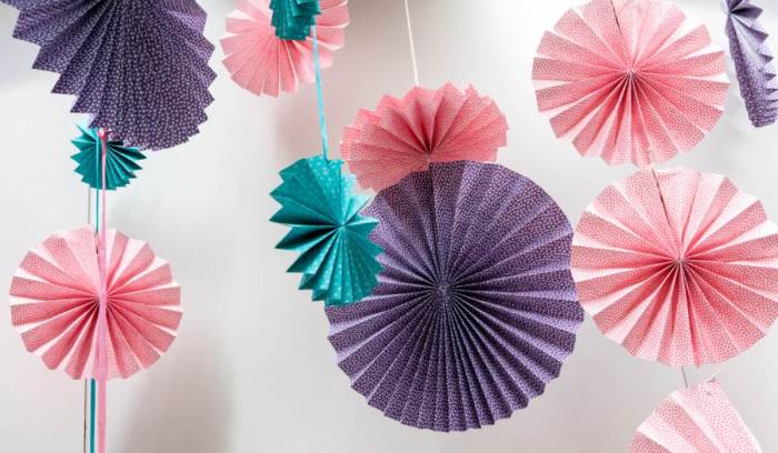 How to decorate a room with crepe paper